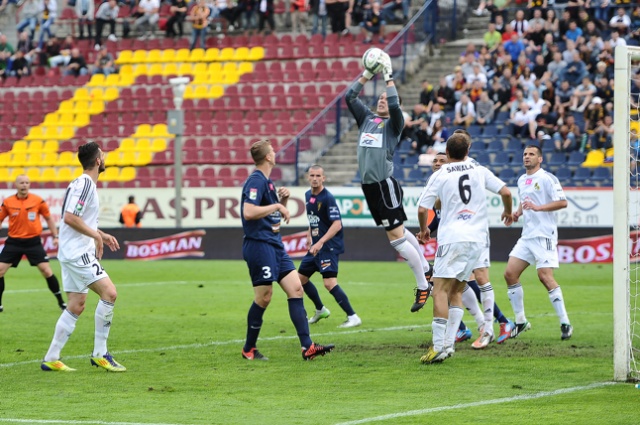 Piłkarze Pogoni Szczecin przegrali w sobotę z ostatnim w tabeli rozgrywek ekstraklasy GKS-em Bełchatów 0:1. Fot. Łukasz Szełemej [Radio Szczecin] Porażka Portowców. Są tuż "nad kreską" [ZDJĘCIA]