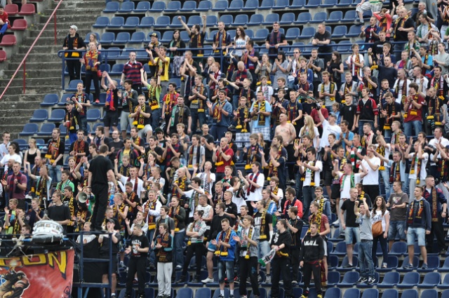 Piłkarze Pogoni Szczecin przegrali w sobotę z ostatnim w tabeli rozgrywek ekstraklasy GKS-em Bełchatów 0:1. Fot. Łukasz Szełemej [Radio Szczecin] Porażka Portowców. Są tuż "nad kreską" [ZDJĘCIA]