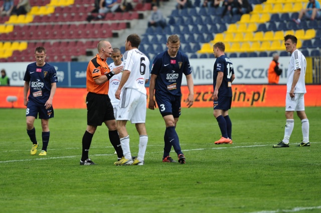 Piłkarze Pogoni Szczecin przegrali w sobotę z ostatnim w tabeli rozgrywek ekstraklasy GKS-em Bełchatów 0:1. Fot. Łukasz Szełemej [Radio Szczecin] Porażka Portowców. Są tuż "nad kreską" [ZDJĘCIA]