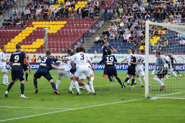 Piłkarze Pogoni Szczecin przegrali w sobotę z ostatnim w tabeli rozgrywek ekstraklasy GKS-em Bełchatów 0:1. Fot. Łukasz Szełemej [Radio Szczecin] Porażka Portowców. Są tuż "nad kreską" [ZDJĘCIA]