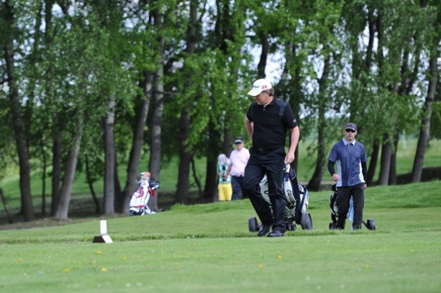 Prawie 50 zawodników z dziewięciu krajów walczy o zwycięstwo w najstarszym zawodowym turnieju golfowym w Polsce. Fot. Łukasz Szełemej [Radio Szczecin] Rozpoczął się najstarszy turniej w Polsce [ZDJĘCIA]