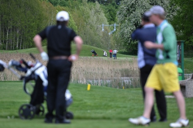 Prawie 50 zawodników z dziewięciu krajów walczy o zwycięstwo w najstarszym zawodowym turnieju golfowym w Polsce. Fot. Łukasz Szełemej [Radio Szczecin] Rozpoczął się najstarszy turniej w Polsce [ZDJĘCIA]