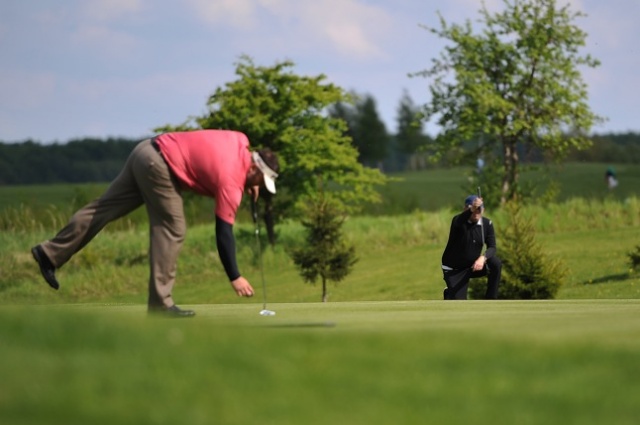 Prawie 50 zawodników z dziewięciu krajów walczy o zwycięstwo w najstarszym zawodowym turnieju golfowym w Polsce. Fot. Łukasz Szełemej [Radio Szczecin] Rozpoczął się najstarszy turniej w Polsce [ZDJĘCIA]