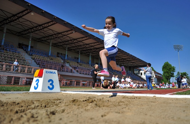 Ponad 600 szczecińskich przedszkolaków wzięło udział w zawodach sportowych. Fot. Łukasz Szełemej [Radio Szczecin] Było jak na prawdziwych igrzyskach [ZDJĘCIA]