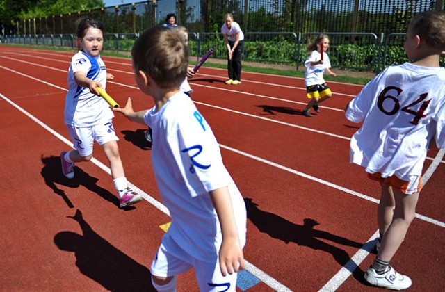 Ponad 600 szczecińskich przedszkolaków wzięło udział w zawodach sportowych. Fot. Łukasz Szełemej [Radio Szczecin] Było jak na prawdziwych igrzyskach [ZDJĘCIA]