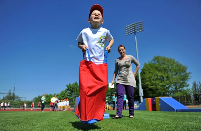 Ponad 600 szczecińskich przedszkolaków wzięło udział w zawodach sportowych. Fot. Łukasz Szełemej [Radio Szczecin] Było jak na prawdziwych igrzyskach [ZDJĘCIA]