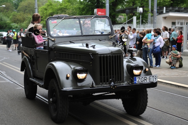 Parada oldtimerów. Fot. Łukasz Szełemej [Radio Szczecin] Zabytkowe pojazdy przejechały ulicami Szczecina [ZDJĘCIA]