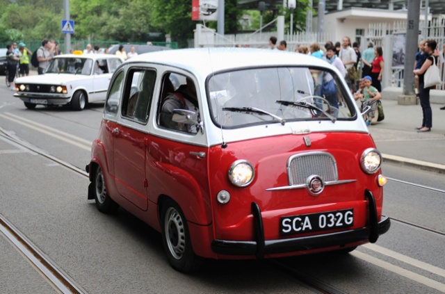 Parada oldtimerów. Fot. Łukasz Szełemej [Radio Szczecin] Zabytkowe pojazdy przejechały ulicami Szczecina [ZDJĘCIA]