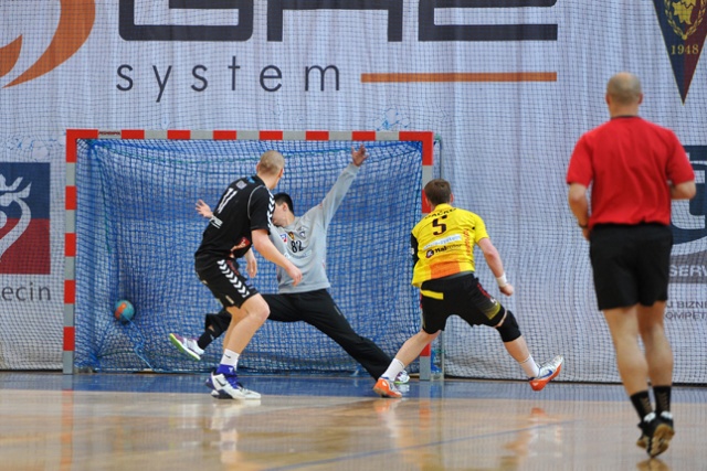 Piłkarze ręczni Pogoni Gaz-System Szczecin wygrali z Piotrkowianinem Piotrków Trybunalski 41:32 (19:16). Fot. Łukasz Szełemej [Radio Szczecin] Piłkarze ręczni zakończyli sezon [ZDJĘCIA]