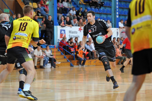 Piłkarze ręczni Pogoni Gaz-System Szczecin wygrali z Piotrkowianinem Piotrków Trybunalski 41:32 (19:16). Fot. Łukasz Szełemej [Radio Szczecin] Piłkarze ręczni zakończyli sezon [ZDJĘCIA]