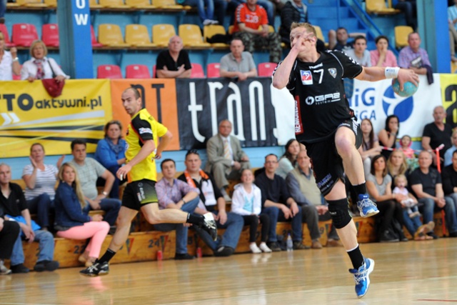 Piłkarze ręczni Pogoni Gaz-System Szczecin wygrali z Piotrkowianinem Piotrków Trybunalski 41:32 (19:16). Fot. Łukasz Szełemej [Radio Szczecin] Piłkarze ręczni zakończyli sezon [ZDJĘCIA]