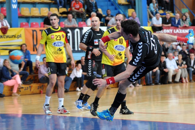 Piłkarze ręczni Pogoni Gaz-System Szczecin wygrali z Piotrkowianinem Piotrków Trybunalski 41:32 (19:16). Fot. Łukasz Szełemej [Radio Szczecin] Piłkarze ręczni zakończyli sezon [ZDJĘCIA]