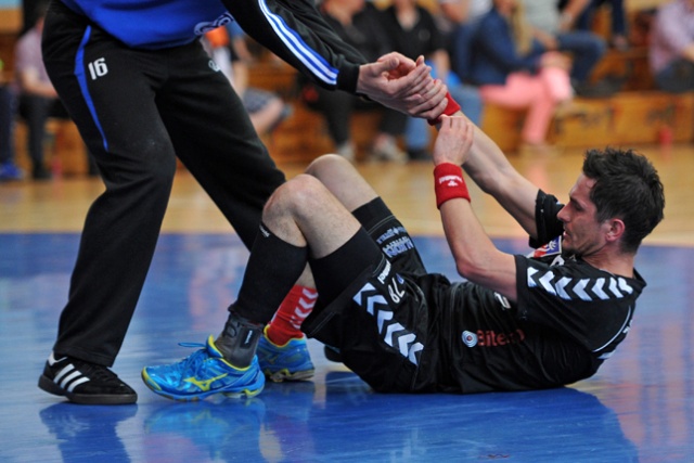 Piłkarze ręczni Pogoni Gaz-System Szczecin wygrali z Piotrkowianinem Piotrków Trybunalski 41:32 (19:16). Fot. Łukasz Szełemej [Radio Szczecin] Piłkarze ręczni zakończyli sezon [ZDJĘCIA]