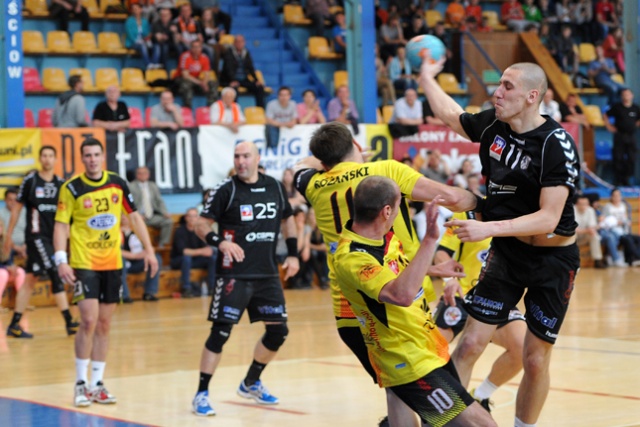 Piłkarze ręczni Pogoni Gaz-System Szczecin wygrali z Piotrkowianinem Piotrków Trybunalski 41:32 (19:16). Fot. Łukasz Szełemej [Radio Szczecin] Piłkarze ręczni zakończyli sezon [ZDJĘCIA]