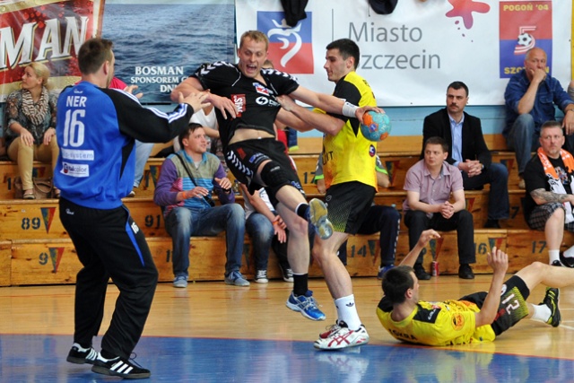 Piłkarze ręczni Pogoni Gaz-System Szczecin wygrali z Piotrkowianinem Piotrków Trybunalski 41:32 (19:16). Fot. Łukasz Szełemej [Radio Szczecin] Piłkarze ręczni zakończyli sezon [ZDJĘCIA]