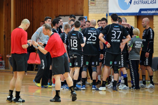 Piłkarze ręczni Pogoni Gaz-System Szczecin wygrali z Piotrkowianinem Piotrków Trybunalski 41:32 (19:16). Fot. Łukasz Szełemej [Radio Szczecin] Piłkarze ręczni zakończyli sezon [ZDJĘCIA]