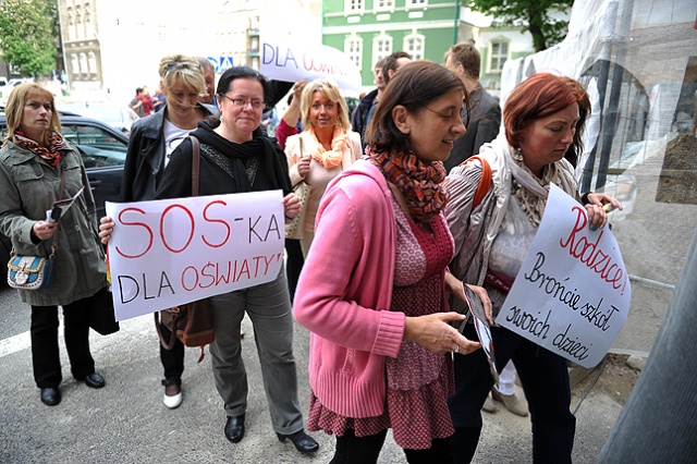Kilkudziesięciu demonstrujących związkowców, nauczycieli i innych pracowników szkół na sali sesyjnej domagało się debaty o szczecińskiej oświacie. Pracownicy oświaty przed magistratem [ZDJĘCIA]