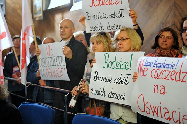 Kilkudziesięciu demonstrujących związkowców, nauczycieli i innych pracowników szkół na sali sesyjnej domagało się debaty o szczecińskiej oświacie. Pracownicy oświaty przed magistratem [ZDJĘCIA]