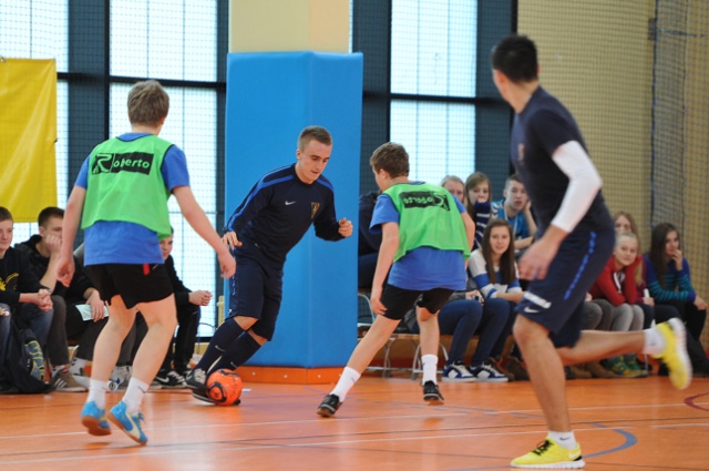 Piłkarski mini quiz, autografy oraz obowiązkowo - mecz. Zawodnicy Pogoni Szczecin odwiedzili we wtorek młodzież z Centrum Kształcenia Sportowego przy ul. Rydla.