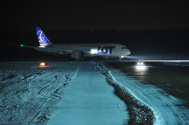 Nie tak miał wyglądać pierwszy lot za ocean samolotem Dreamliner polskich linii lotniczych LOT. Maszyna bez przeszkód doleciała do Chicago, następnie ze względu na decyzję Amerykańskiej Agencji Lotniczej, rejs powrotny do Warszawy został odwołany.