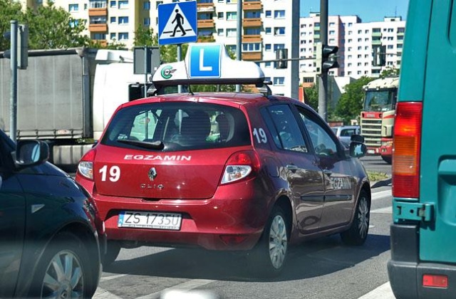 Pół miliona Polaków siada za kierownicę bez prawa jazdy - informuje Rzeczpospolita. Ponad trzy czwarte z nich nigdy nie miało uprawnień do prowadzenia samochodu. Reszta straciła prawko najczęściej na skutek sądowego zakazu.