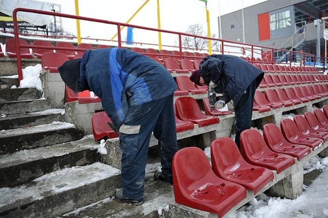 Trwa montaż nowych siedzisk na stadionie Pogoni Szczecin i rośnie kolejka po te stare. Mniejsze kluby z regionu zgłaszają się po demontowane krzesełka.