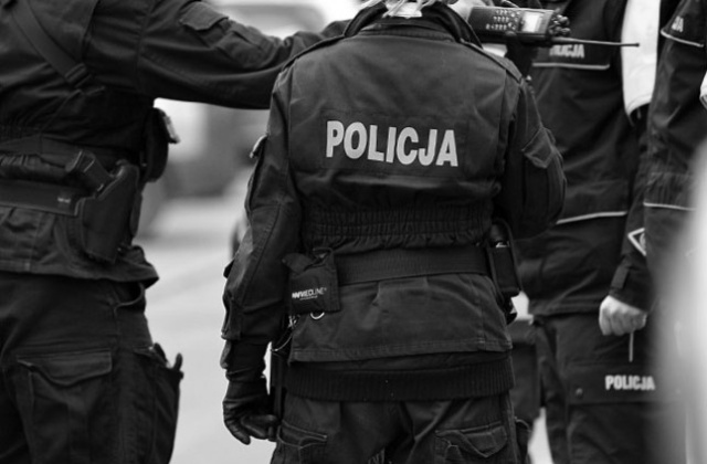Zapłonęły znicze przy tablicy upamiętniającej tragicznie zmarłego policjanta ze stołecznego wydziału wywiadowczo-patrolowego. Andrzej Struj zginął trzy lata temu od ciosów nożem.