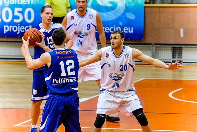 Koszykarze AZS-u Radex w kolejnym ligowym pojedynku pokonali na wyjeździe ostatni w tabeli AZS Poznań 62:58.