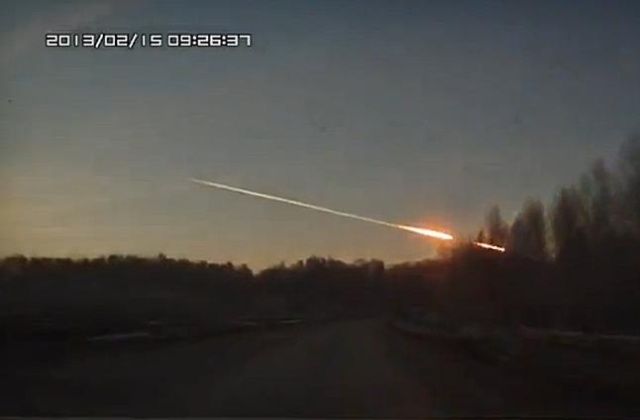 700 osób rannych i zniszczenia w sześciu miastach - to efekt deszczu meteorytów, jaki w piątek rano spadł w pobliżu rosyjskiego Uralu. Fala uderzeniowa spowodowała duże spustoszenie, tymczasem naukowcy ostrzegają, że do Ziemi leci kolejna asteroida.