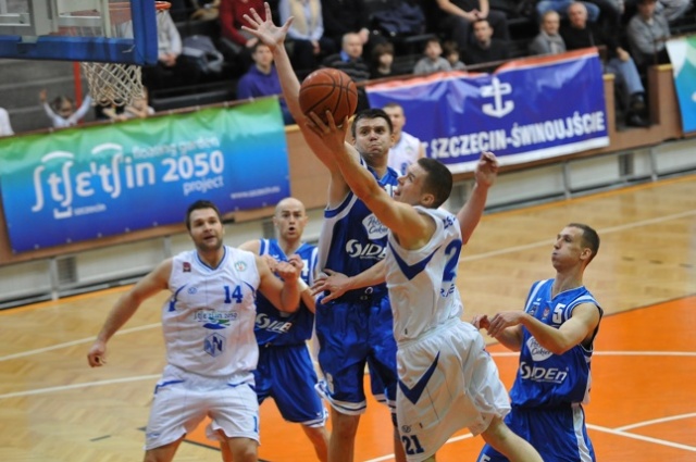 Koszykarze Spójni Stargard Szczeciński i AZS-u Radex Szczecin odnieśli cenne zwycięstwa w 1 lidze i nadal mają szanse na awans do play-off. Stargardzianie we własnej hali pokonali wicelidera rozgrywek - AZS Kutno 79:76, natomiast szczecinianie wygrali u siebie z Sidenem Toruń 81:76.