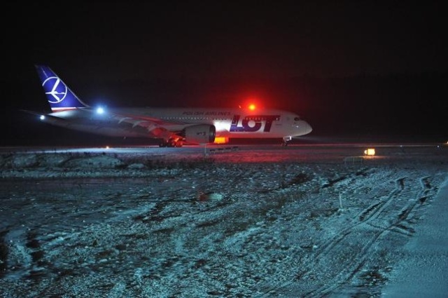 W przyszłym roku Polskie Linie Lotnicze LOT mają wyjść na prostą - zakłada Ministerstwo Skarbu Państwa. Ceną tego będzie zwolnienie prawie połowy załogi spółki - informuje portal Newseria.