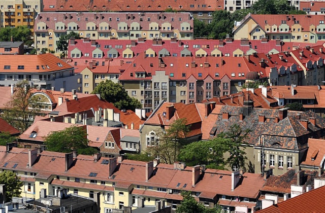 W ciągu 10 lat po wprowadzeniu stanu wojennego z Polski wyjechało mniej osób niż w ciągu ostatnich 12 lat - alarmuje dziennik Gazeta Prawna.