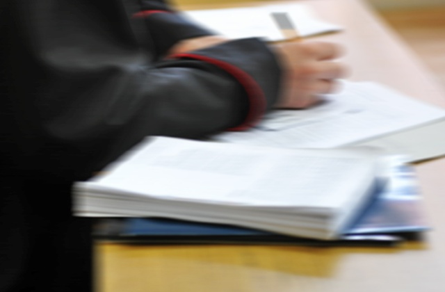 Znany inwestor miał wystawiać puste faktury i wręczać łapówki menedżerskie - twierdzi prokuratura. On sam zapewnia, że jest niewinny - ujawnia Puls Biznesu.