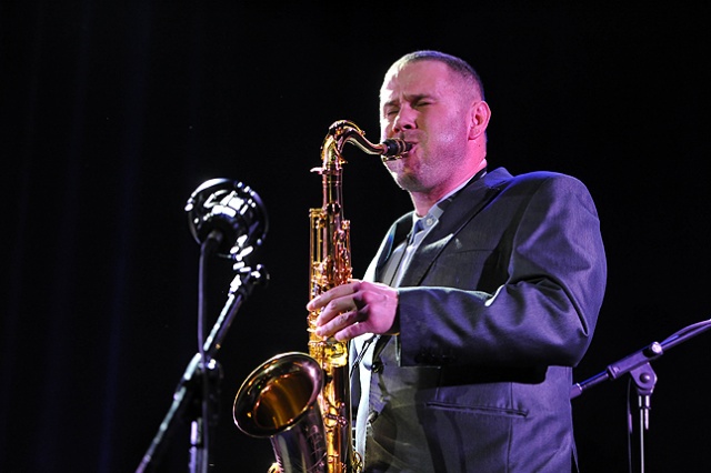 Poniedziałkowym występem w gdyńskim klubie Ucho Sylwester Ostrowski Quintet wraz z Piotrem Wojtasikiem zainaugurowali cykl koncertów promujących muzykę jazzową.