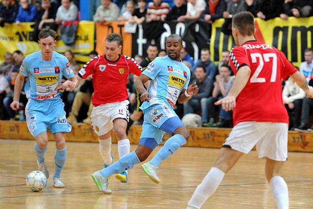 Pogoń 04 Szczecin wygrała z zespołem Red Devils Chojnice 2:0 w przedostatniej serii spotkań ekstraklasy futsalu.