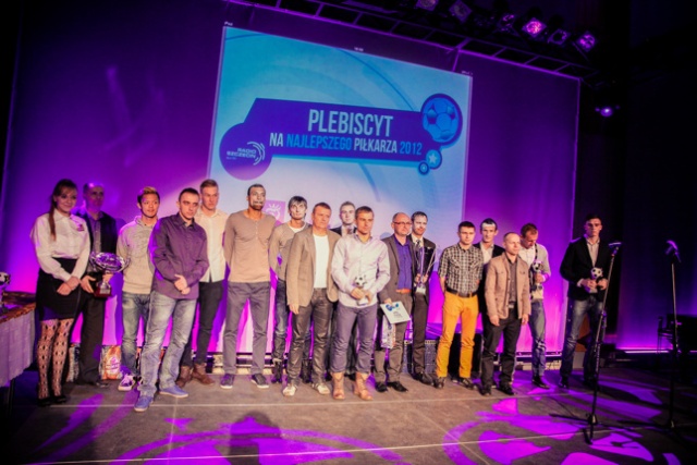 Pomocnik Floty Świnoujście, Marek Niewiada, zwyciężył w plebiscycie Radia Szczecin na piłkarza roku 2012 województwa zachodniopomorskiego. Natomiast w głosowaniu kibiców najlepszy okazał się Mateusz Chlibyk z Jezioraka Szczecin.
