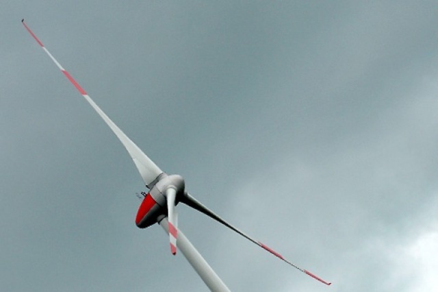 Prawie 140 tys. euro dziennie może płacić Polska za opóźnienia we wdrażaniu przepisów unijnych dotyczących odnawialnych źródeł energii. W czwartek Komisja Europejska poinformowała, że pozywa w tej sprawie nasz kraj oraz Cypr. Wniosek trafił już do Trybunału Sprawiedliwości UE.