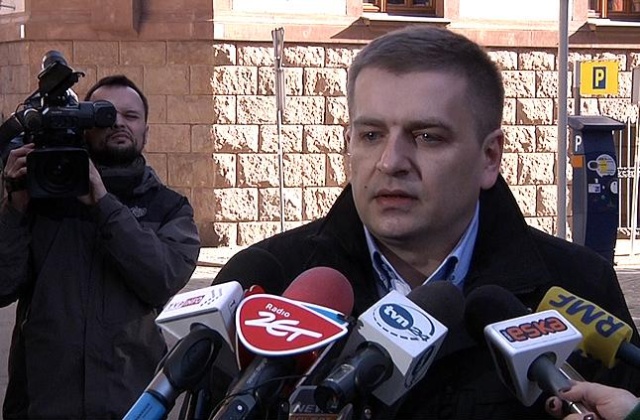 Likwidacja centrali NFZ to główny cel reformy służby zdrowia - poinformował na piątkowej konferencji prasowej szef resortu - Bartosz Arłukowicz. Zmiany mają dotyczyć także wyceny świadczeń i kontraktowania. Będą również premie finansowe dla najlepszych szpitali.