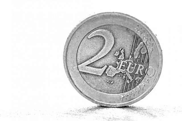 Przeciwko wprowadzeniu nowej waluty jest 64 proc. Polaków. Natomiast za przyjęciem euro opowiada się 29 proc. mieszkańców naszego kraju - wynika z badania CBOS-u.