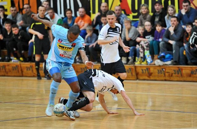 Halowi piłkarze Pogoni 04 Szczecin rozpoczynają zmagania w play-off rozgrywek o mistrzostwo Polski. Lider ekstraklasy futsalu po sezonie zasadniczym w pierwszej rundzie zmierzy się z ósmym zespołem w tabeli - Remedium Pyskowice.