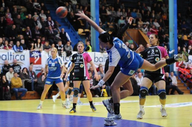 Piłkarki ręczne Pogoni Baltica od porażki rozpoczęły zmagania o awans do półfinału rozgrywek o mistrzostwo Polski. Szczecinianki w pierwszym meczu play-off przegrały na wyjeździe z AZS-em Politechnika Koszalin 19:25.