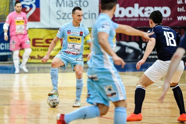 Halowi piłkarze Pogoni 04 Szczecin od zwycięstwa rozpoczęli fazę play-off rozgrywek o mistrzostwo Polski. Podopieczni trenera Gerarda Juszczaka w pierwszym meczu pierwszej rundy wygrali na wyjeździe z Remedium Pyskowice 3:2.