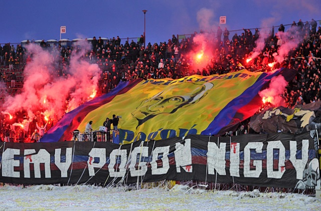Zamknięcie trybun, a nawet całego stadionu grozi Pogoni Szczecin. Takie mogą być konsekwencje zachowania kibiców podczas meczu z Lechem Poznań.