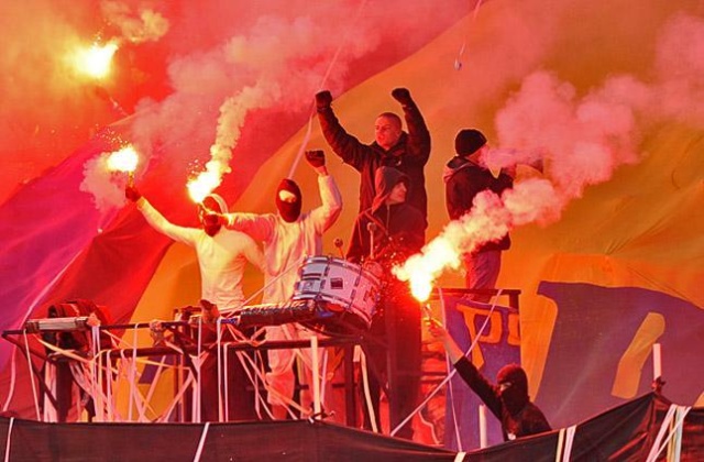 Wojewoda zachodniopomorski wstrzymał się z decyzją o zamknięciu stadionu Pogoni Szczecin. Kibice mogą więc przyjść na piątkowy mecz z Widzewem Łódź, ale to od ich zachowania będzie zależeć ostateczny werdykt Marcina Zydorowicza.
