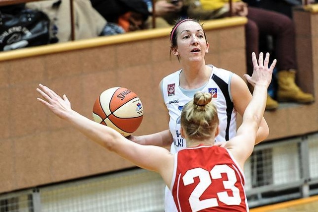 Koszykarki drużyny King Wilki Morskie Szczecin w pierwszym finałowym meczu play-off I ligi pokonały Ineę AZS Poznań 63:57.