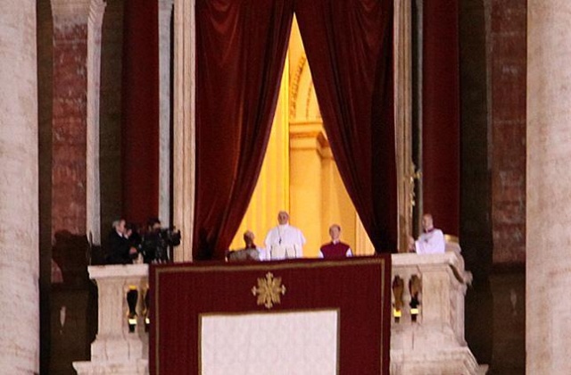 Papież Franciszek nie chce nosić czerwonych butów biskupa Rzymu. Będzie chodził w klasycznych czarnych półbutach.
