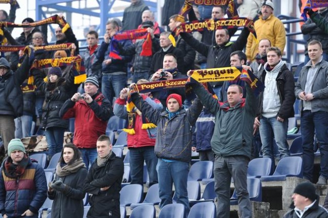 Wojewoda zachodniopomorski na razie nie zamknie stadionu Pogoni Szczecin. Jeżeli jednak powtórzy się sytuacja, jaka miała miejsce podczas meczu Portowców z Lechem Poznań, to fani piłki nożnej nie wejdą już na trybuny przy Twardowskiego.