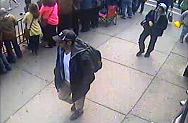 Federalne Biuro Śledcze upubliczniło fotografie dwóch podejrzanych o podłożenie bomb na mecie maratonu bostońskiego. FBI pokazało zdjęcia podczas czwartkowej konferencji prasowej, którą transmitowała telewizja TVN24.