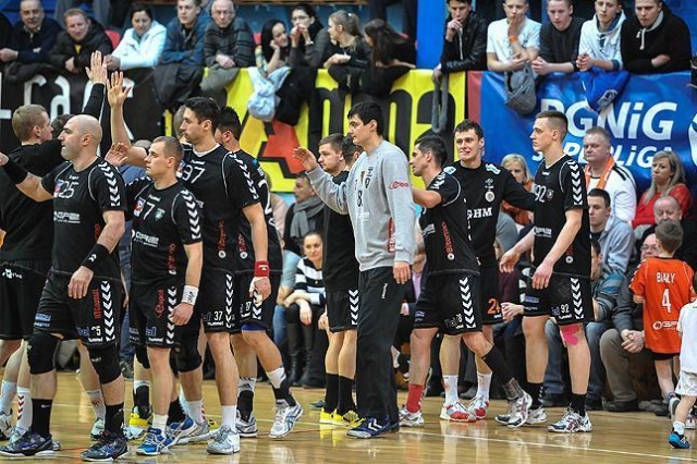 Piłkarze ręczni drużyny GAZ-System Pogoń Szczecin przegrali w Płocku z Orlenem Wisłą 28:32 w pierwszym meczu fazy play-off o mistrzostwo Polski.