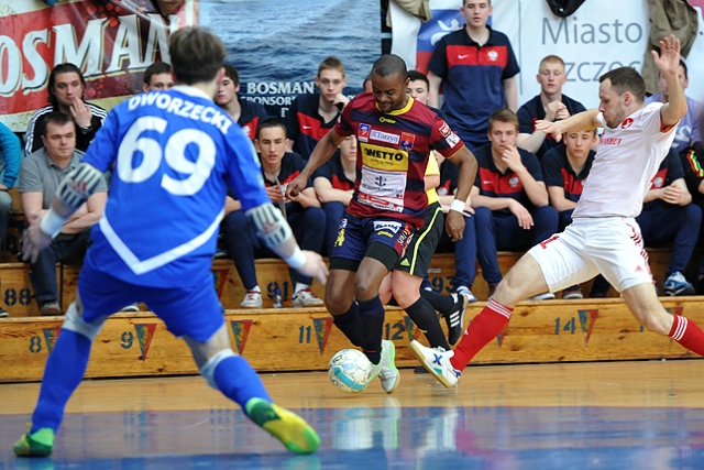 Halowi piłkarze Pogoni 04 Szczecin przegrali z Wisłą Kraków w drugim półfinałowym meczu fazy play-off rozgrywek o mistrzostwo Polski 1:5.